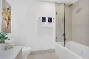Shower, hair dryer, towels, shampoo - Resort-Style Condo | Balcony | Pool & Family Vibe (Hallandale Beach)