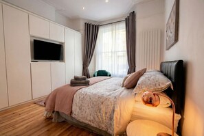 3 bedrooms, iron/ironing board, WiFi, bed sheets - Two tube stations on your doorstep — period charm, sleeps 6 (Greater London)