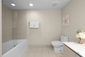 Shower, hair dryer, towels, shampoo - 1BR Stylish Apt with Pool, Balcony and Gym (Hallandale Beach)