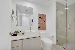 Douche, sèche-cheveux, serviettes fournies, shampoing