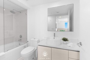 Shower, hair dryer, towels, shampoo - 3BR Apt w/ Private Balcony - Incredible Pool (Hallandale Beach)