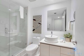 Shower, hair dryer, towels, shampoo - Amazing Apartment, Pool and Gym.-Balcony View (Hallandale Beach)