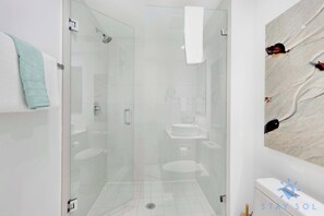 Shower, hair dryer, towels, shampoo - Amazing Apartment, Pool and Gym.-Balcony View (Hallandale Beach)
