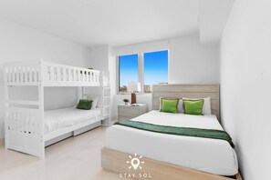 3 habitaciones, escritorio y tabla de planchar con plancha 
