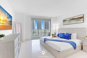 3 Schlafzimmer, Schreibtisch, Bügeleisen/Bügelbrett, Reisekinderbett