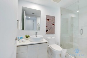 Shower, hair dryer, towels, shampoo - Resort-Style 2BR | Views | Pool & Gym (Hallandale Beach)