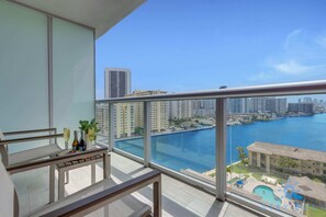 Ein Balkon mit Blick auf einen Hafen und eine Skyline.