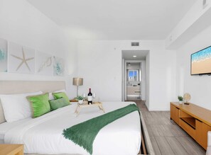 1 bedroom, desk, iron/ironing board, travel cot - Cozy Getaway | 1BR + Gym | Beachside Vibe (Hallandale Beach)