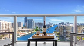 Outdoor dining - Cozy Getaway | 1BR + Gym | Beachside Vibe (Hallandale Beach)