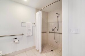 Shower, hair dryer, towels, shampoo - Beautiful Apt + Private Balcony + Pool (Hallandale Beach)
