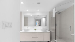 Shower, hair dryer, towels, shampoo - 3BR Apt w/ Private Balcony - Amazing Pool (Hallandale Beach)