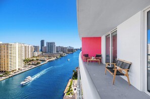 Property grounds - 3BR Apt w/ Private Balcony - Amazing Pool (Hallandale Beach)
