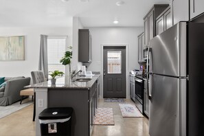 Fridge, microwave, oven, dishwasher - New! Dog-Friendly Modern 3BR Near DT/Med Ctr! (Temple)