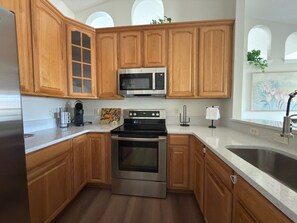 Private kitchen - Lakeside Escape in Private Lake Community (Eustis)
