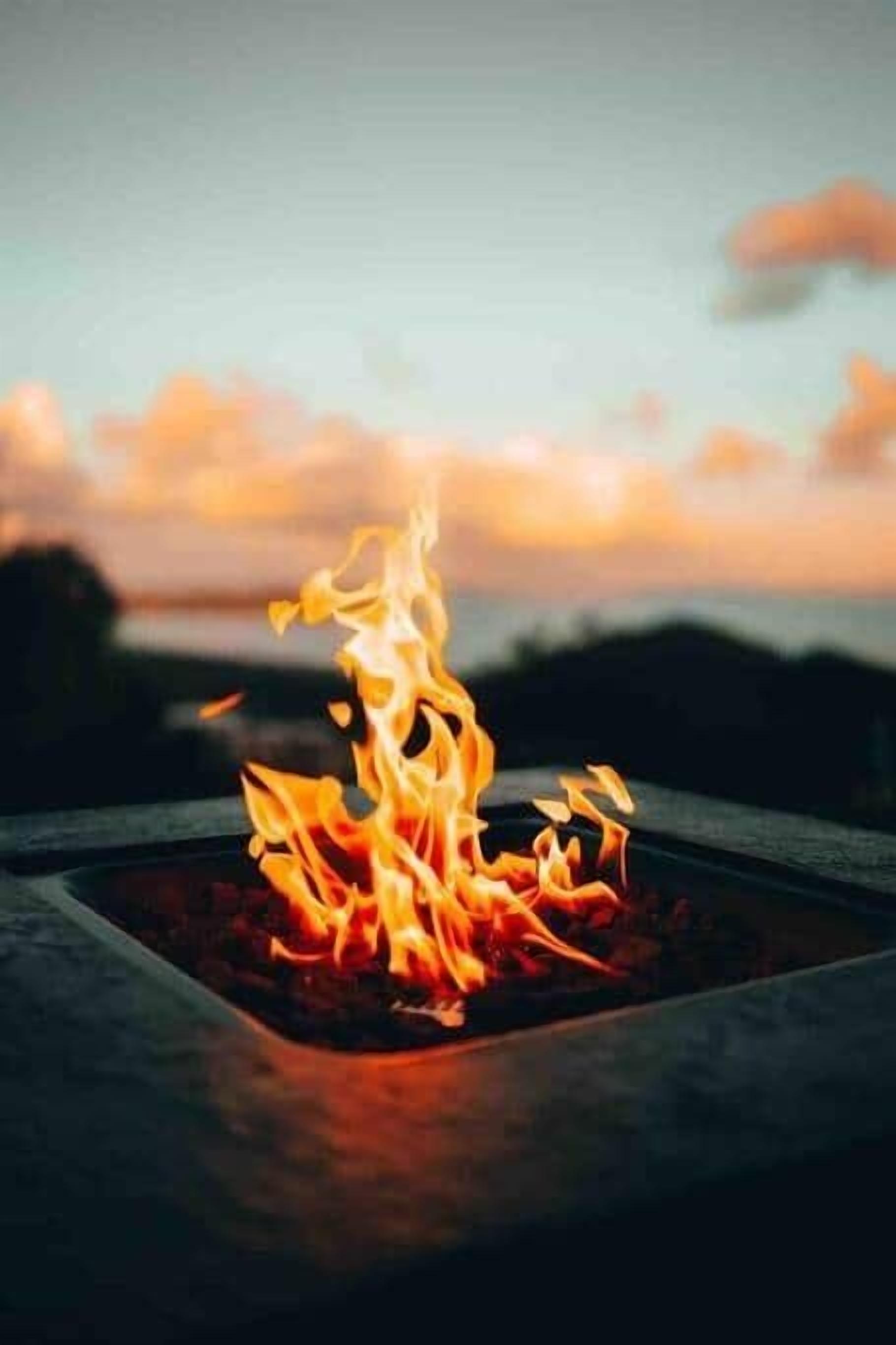 Fuego ardiendo en un brasero metálico.