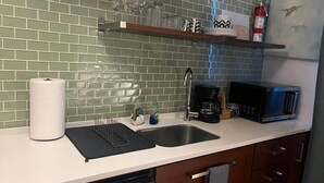 Kühlschrank, Mikrowelle, Kochgeschirr/Geschirr/Besteck