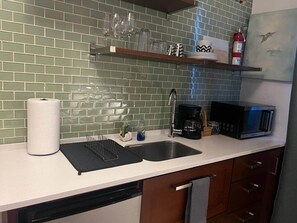 Fridge, microwave, cookware/dishes/utensils - Stay in the middle of Ocean Park, San Juan (San Juan)