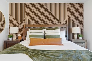 3 habitaciones, tabla de planchar con plancha y cuna de viaje 
