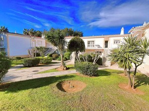 Property grounds - Pleasant, peaceful estate Tennis court, Jacuzzi, indoor and outdoor swimming pools (Portimão)