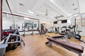 Fitness facility - Waterfront Escape | Burj & Canal View | Pool+Sauna (Dubai)