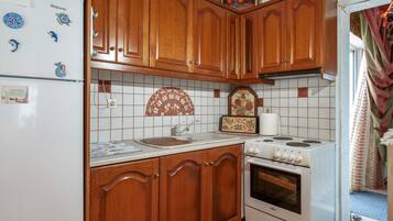 Coffee/tea maker, fridge, microwave, oven