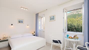 2 habitaciones, tabla de planchar con plancha y ropa de cama