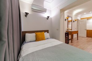 3 bedrooms, iron/ironing board, WiFi, bed sheets - Central 3BR Apartment - 1–2 Min to Taksim Square - A/C - Elevator (İstanbul)
