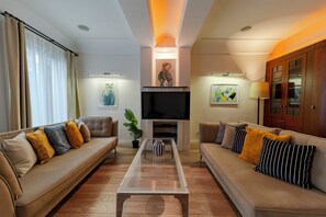 Smart TV - Central 3BR Apartment - 1–2 Min to Taksim Square - A/C - Elevator (İstanbul)