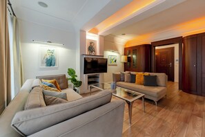 Smart TV - Central 3BR Apartment - 1–2 Min to Taksim Square - A/C - Elevator (İstanbul)