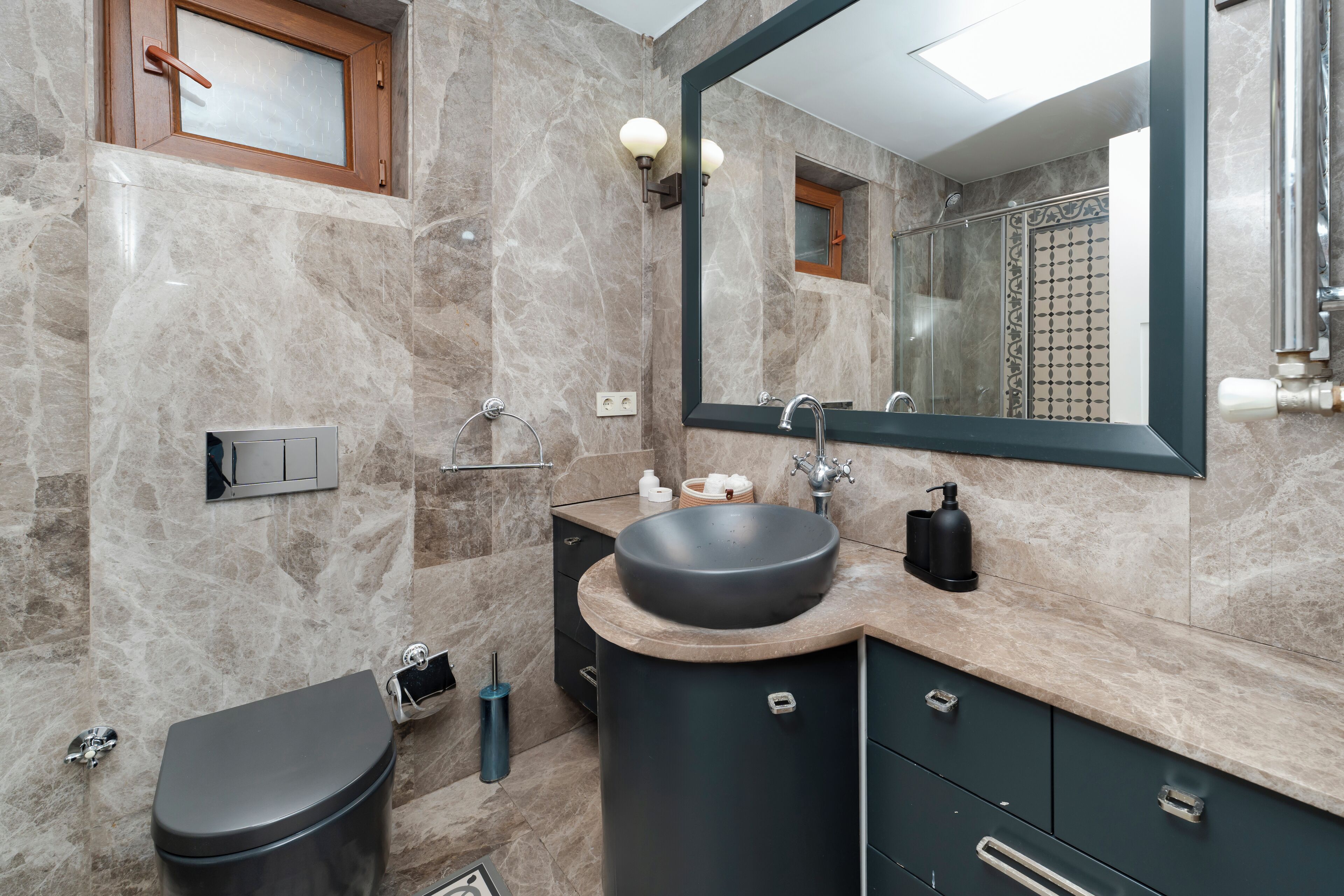 Shower, hair dryer, bidet, towels