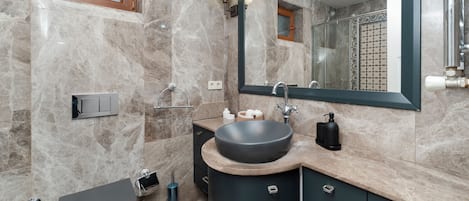 Shower, hair dryer, bidet, towels