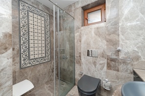 Shower, hair dryer, bidet, towels - Central 3BR Apartment - 1–2 Min to Taksim Square - A/C - Elevator (İstanbul)