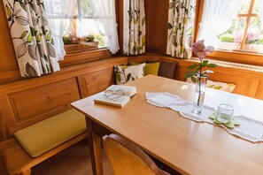 Dining - Apartment 'Haus Morgensonne' with Mountain Views, Shared Terrace and Wi-Fi (Aitern)