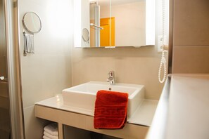 Dusche, Haartrockner, Handtücher