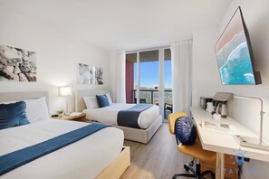 Desk, iron/ironing board, travel crib, WiFi - Hallandale Heights | Studio, Pool & Gym (Hallandale Beach)
