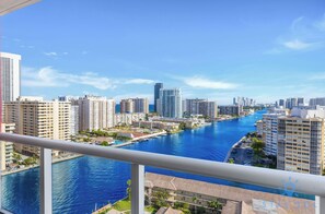 Property grounds - Amazing -2BR Apt/ Private Balcony, Gym & Pool (Hallandale Beach)