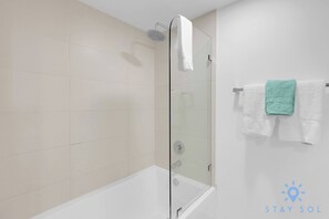 Shower, hair dryer, towels, shampoo - Amazing -2BR Apt/ Private Balcony, Gym & Pool (Hallandale Beach)