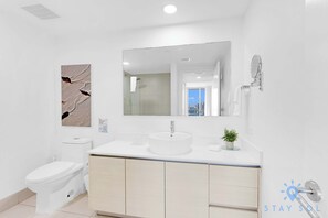Shower, hair dryer, towels, shampoo - Stunning 1BR Apartment with Balcony & Pool (Hallandale Beach)