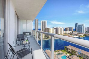 Property grounds - Stunning 1BR Apartment with Balcony & Pool (Hallandale Beach)