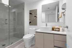 Shower, hair dryer, towels, shampoo - Beautiful Studio - Private Balcony & Pool (Hallandale Beach)