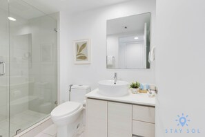 Shower, hair dryer, towels, shampoo - Amazing Studio w/ Pool and Gym (Hallandale Beach)
