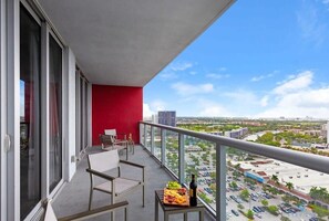 Property grounds - Beautiful 1BR Apt w/Private Balcony + Pool (Hallandale Beach)