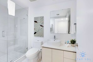 Shower, hair dryer, towels, shampoo - Beautiful Studio w/ Stunning Views + pool + gym (Hallandale Beach)