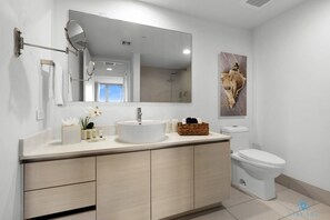 Shower, hair dryer, towels, shampoo - Beautiful 1BR Apt w/Private Balcony + Pool (Hallandale Beach)