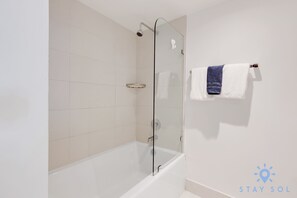 Shower, hair dryer, towels, shampoo - Bright Apartment | Panoramic View | Resort Vibe (Hallandale Beach)