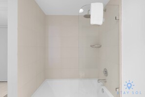 Shower, hair dryer, towels, shampoo - Bright Getaway | Upper Apt | Serene | Pool (Hallandale Beach)