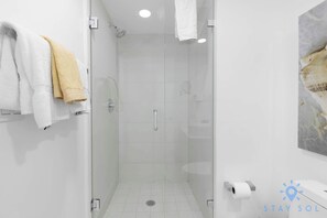 Een douche, een haardroger, handdoeken, shampoo