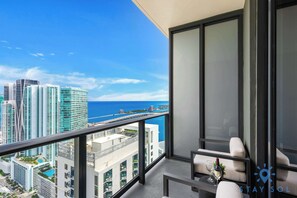 Property grounds - 1BR Apartment with pool, gym and amenities (Miami)