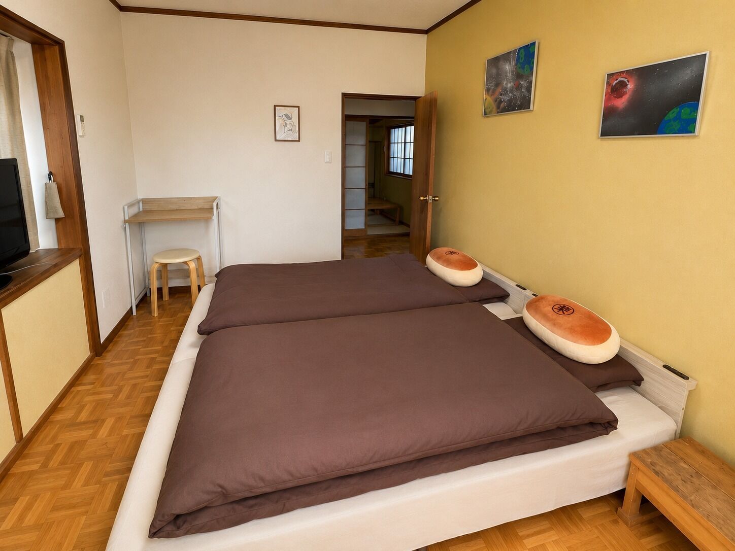 Une pièce comprenant un lit, un bureau et une chaise.