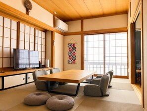 Family House, 4 Bedrooms, Non Smoking, City View | Living area
